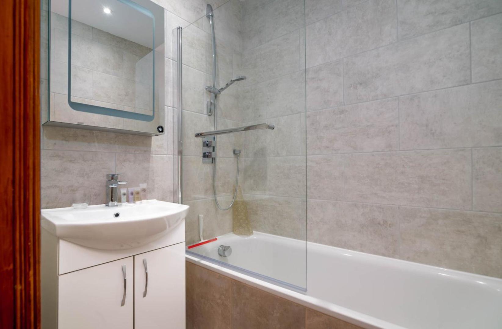 Apartmán Guestready - Central Converted Mews In Bayswater Londýn Exteriér fotografie